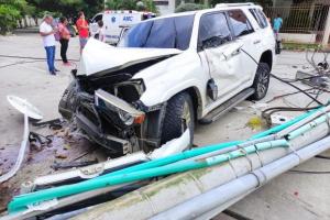 Camioneta contra poste