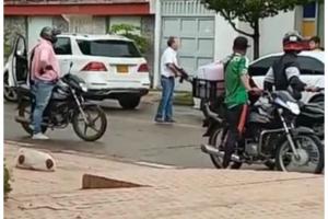 El hombre se bajó de una camioneta blanca a intimidar a cinco jóvenes que se movilizaban en un automóvil.