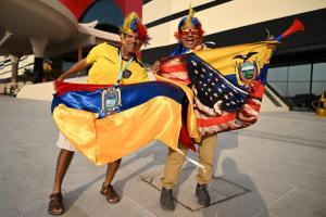 Hinchas de Ecuador en la previa del partido inaugural del mundial de Qatar