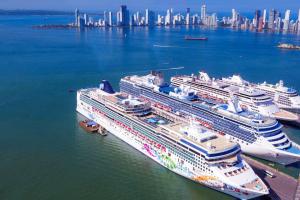 Cruceros en la bahía de Cartagena esperando a turistas