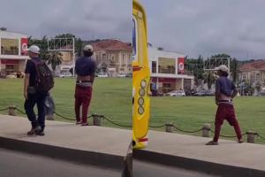 Hombre orinando en las tenazas