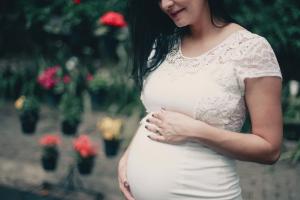 Madre acaricia su futuro hijo