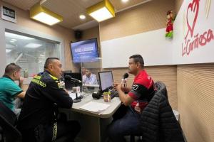 El comandante encargado de la MECAR en los estudios de La Cariñosa 1.270 AM