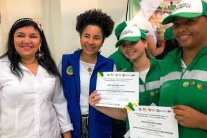Jóvenes en Pobreza se graduaron con el PES
