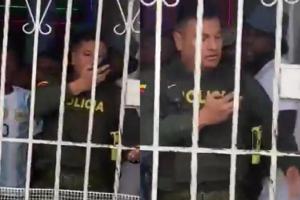 Los agentes fueron encerrados con candado.