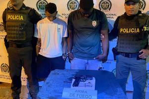 En el procedimiento se incautó una pistola 9 milímetros y una motocicleta.