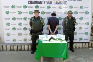 Se le halló en su poder un arma de fuego tipo pistola, con 1 proveedores, 15 cartuchos y 1 silenciador 