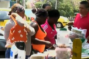 En Semana Santa, mujeres afro venden dulces en Barranquilla