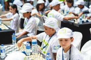 Niños jugando ajedrez