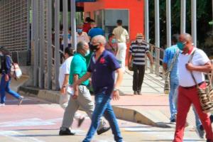 Cartageneros con tapabocas caminando en una estación de Transcaribe 