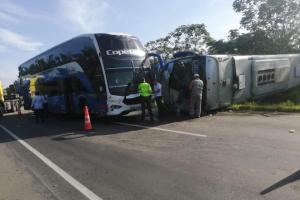En el accidente se vieron involucrados tres buses de servicio intermunicipal.