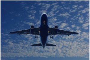 ¿Por qué en los aviones no hay paracaídas, pero sí salvavidas?