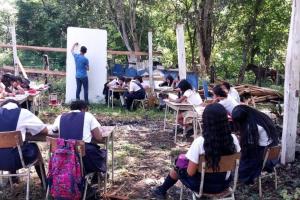 Los padres de familia también expresaron su preocupación ya que los estudiantes deben recibir sus clases en total intemperie.