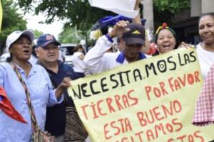 Los manifestantes portaron pancartas con consignas como "Necesitamos las tierras, necesitamos respuestas”.