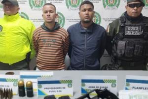 Dentro de los objetos que les hallaron, están 25 panfletos alusivos a las Autodefensas Gaitanistas 