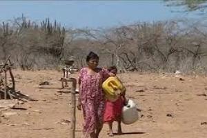 Familias wayúu en busca de agua potable