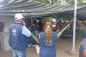  Los desplazados llevan varios días en el parque central.