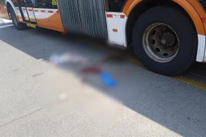 Accidente entre Transcaribe y moto 