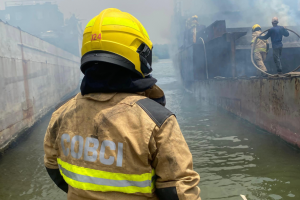 Incendio en una embarcación en Astilleros Cartagena en Mamonal