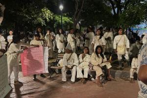 Más de 200 indígenas Koguis pasaron la noche a la  intemperie en Santa Marta, como protesta por no ser atendidos por MinInterior.