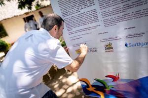 Gobernador de Bolívar firma convenio de gas en Mompox 