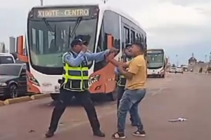 Agente de transito se defiende ante polémico video donde pelea con un taxista 13/08/2024