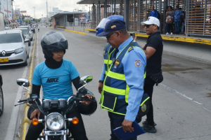 Motociclistas invaden el carril Solo Bus de Transcaribe