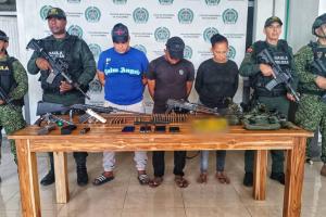Gran parte del material de guerra estaba oculto en el techo de la vivienda. 