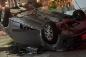 Tres heridos en accidente entre carros.