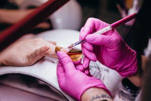 Uñas acrílicas y semipermanentes
