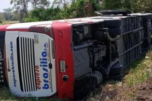 Bus de Brasilia se volcó en La cordialidad cuando venía para Cartagena