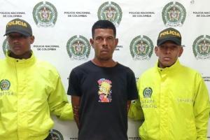Imagen de la detención por parte de uniformados de la Policia