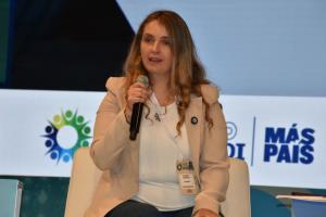 Senadora en medio de Foro de la Salud