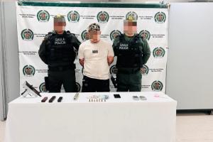 Policía incauta ‘Mini-Uzi’ y captura a presunto extorsionista en Cartagena 