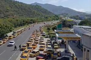 Taxistas protestan en Santa Marta contra la ilegalidad en el transporte y exigen cumplimiento de normas en el aeropuerto