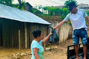 Militar entrega ayudas 