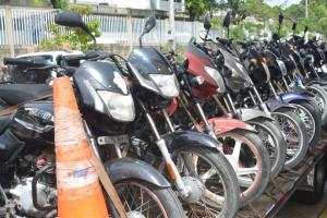 Motos inmovilizadas por invasión a carril exclusivo