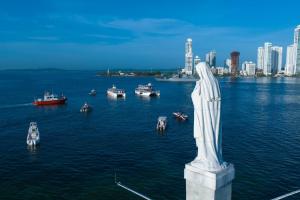 Estatua de la Virgen del Carmen en la Bahía de Cartagena 