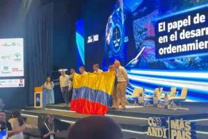 Alcaldes con bandera en ANDI