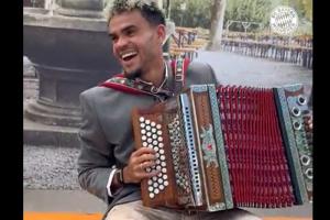 Luis Díaz tocando acordeón 