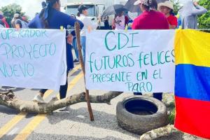 Bloqueo de vías de madres comunitarias en Ponedera, Atlántico