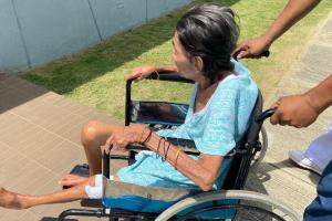 autoridades intervienen en caso de abandono de una adulta mayor en el barrio La María