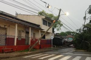 Fuertes vientos y lluvias en Bolívar causaron cerca de 450 daños en la red eléctrica