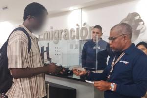 Migración Colombia expulsa de Cartagena a ciudadano estadounidense con historial criminal 