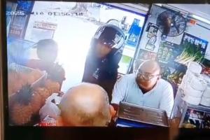 vecinos del sector indicaron que no es la primera vez que llegan a amedrentar al administrador de este negocio 