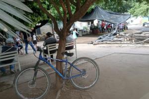 Un mes de desplazamiento en Arenal (sur de Bolívat) más de mil personas siguen hacinadas en un polideportivo sin garantías de retorno