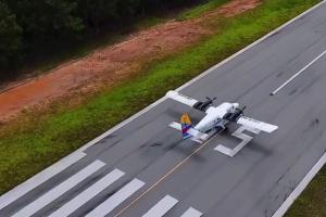 Avioneta despegando desde el aeropuerto Los Pozos de San Gil