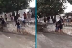 Niño y mototaxista son rescatados por vecinos en Barranquilla