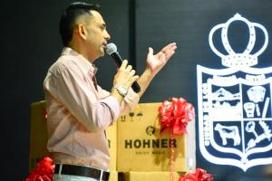 Iván Zuleta entrega acordeones a nuevos talentos