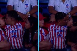 Hincha del Junior se robó el show en la ‘kiss cam’ del Metropolitano